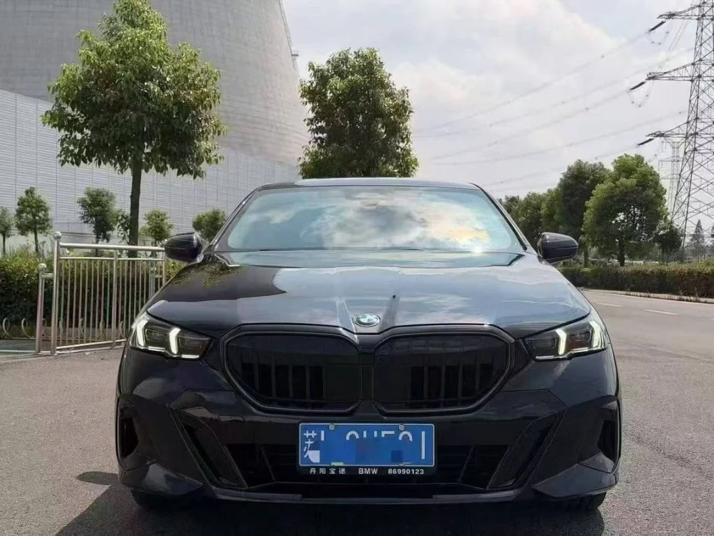 BMW 530Li 2025 — передняя часть кузова