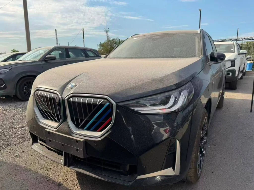 BMW X3L 2025 года — реальный автомобиль на площадке