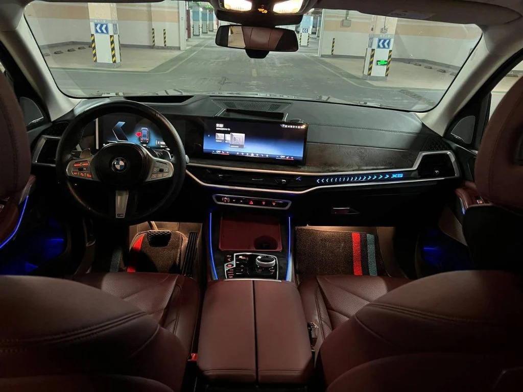 BMW X5 30Li 2024 — приборная панель и мультимедийная система