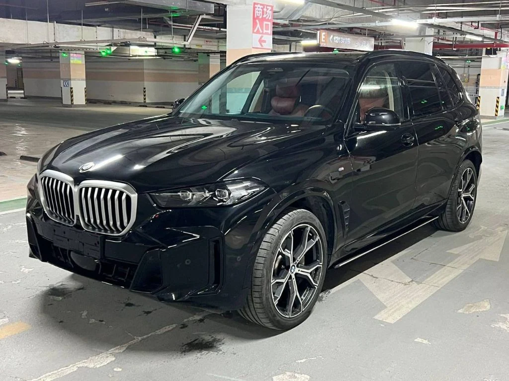 BMW X5 30Li 2024 — чёрный автомобиль, вид спереди в три четверти
