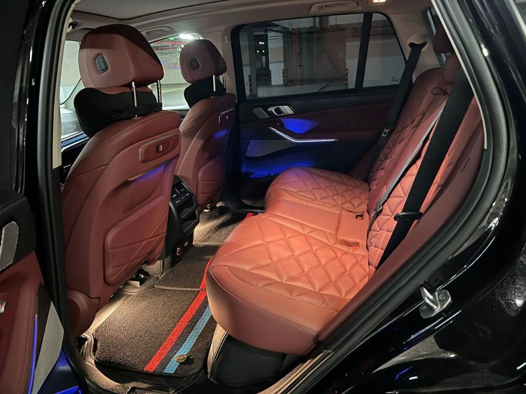 BMW X5 30Li 2024 — коричневый кожаный салон второго ряда