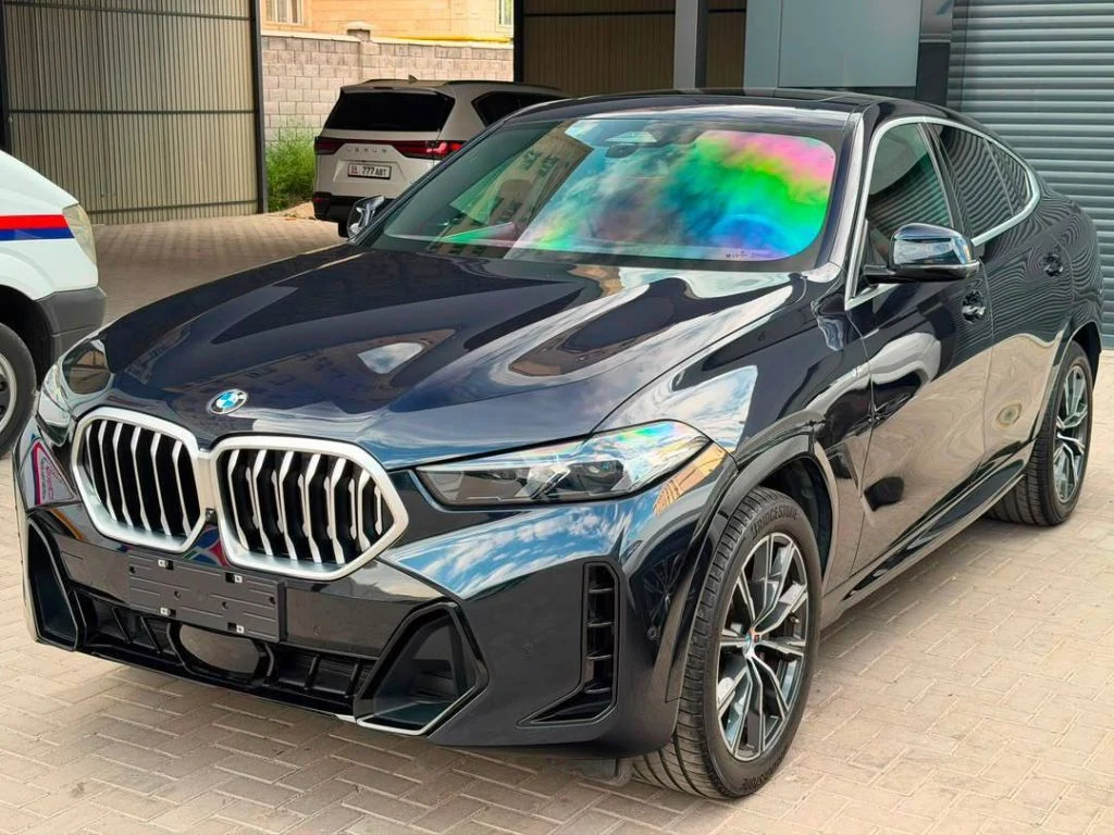 BMW X6 30i 2024 — вид спереди в три четверти