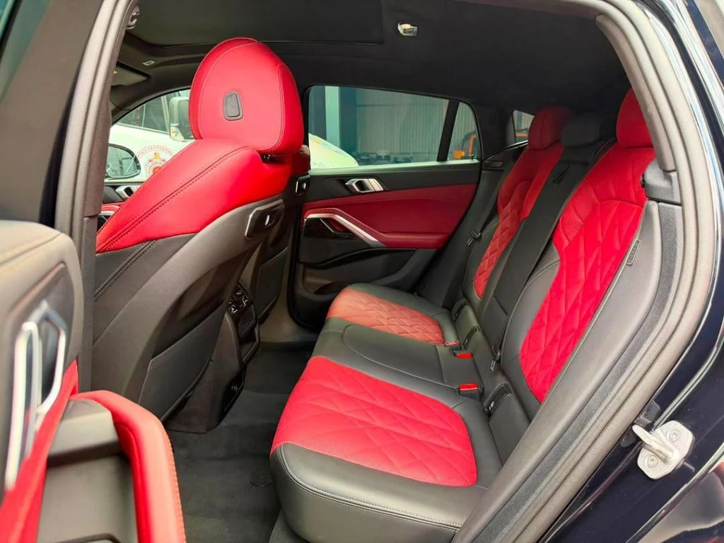 BMW X6 30i 2024 — красные кожаные сиденья второго ряда