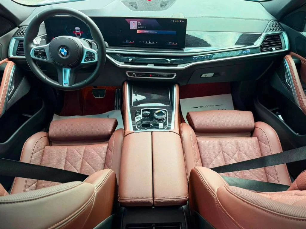 BMW X6 30i 2024 — передняя панель и мультимедиа