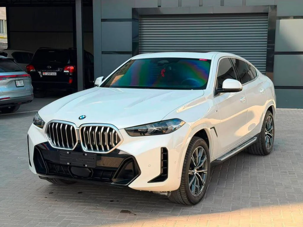 BMW X6 30i 2024 — вид спереди в три четверти