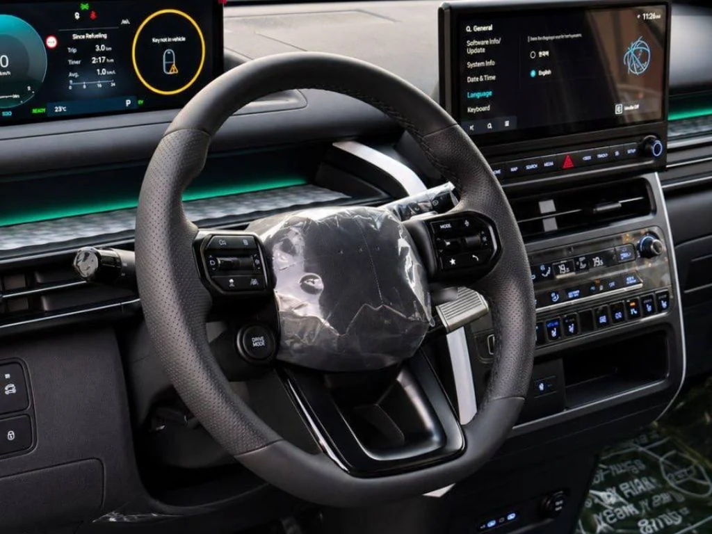 Hyundai Staria Hybrid 2026 — руль и цифровая приборная панель