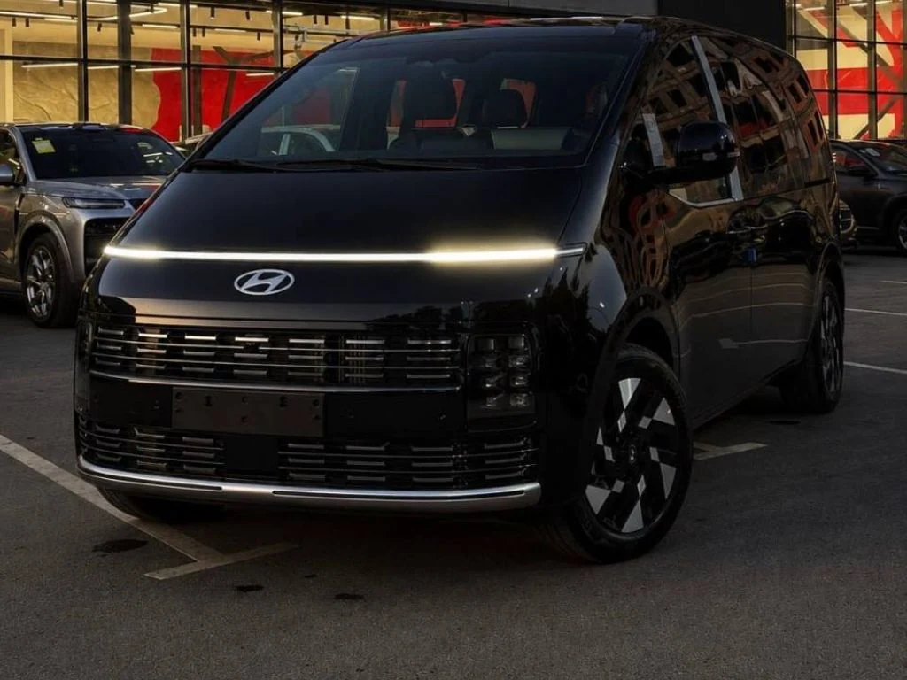 Hyundai Staria Hybrid 2026 — чёрный минивэн, вид спереди в три четверти