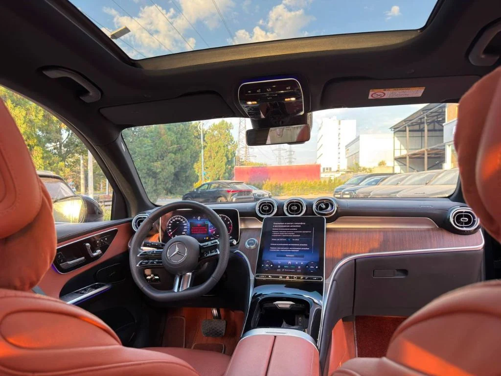 Mercedes-Benz GLC 300L 2024 — кожаный салон и дисплей MBUX