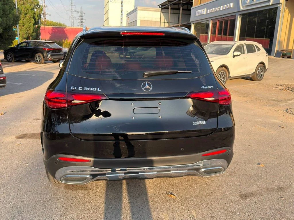 Mercedes-Benz GLC 300L 2024 — вид сзади