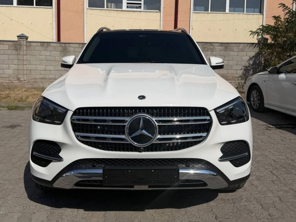 Mercedes-Benz GLE 450 4MATIC 2025 — передняя часть белого кузова