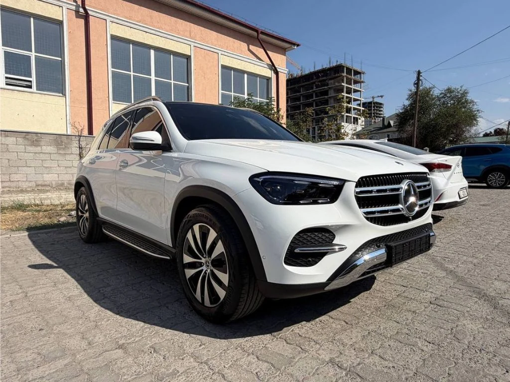 Mercedes-Benz GLE 450 4MATIC 2025 — вид спереди в три четверти